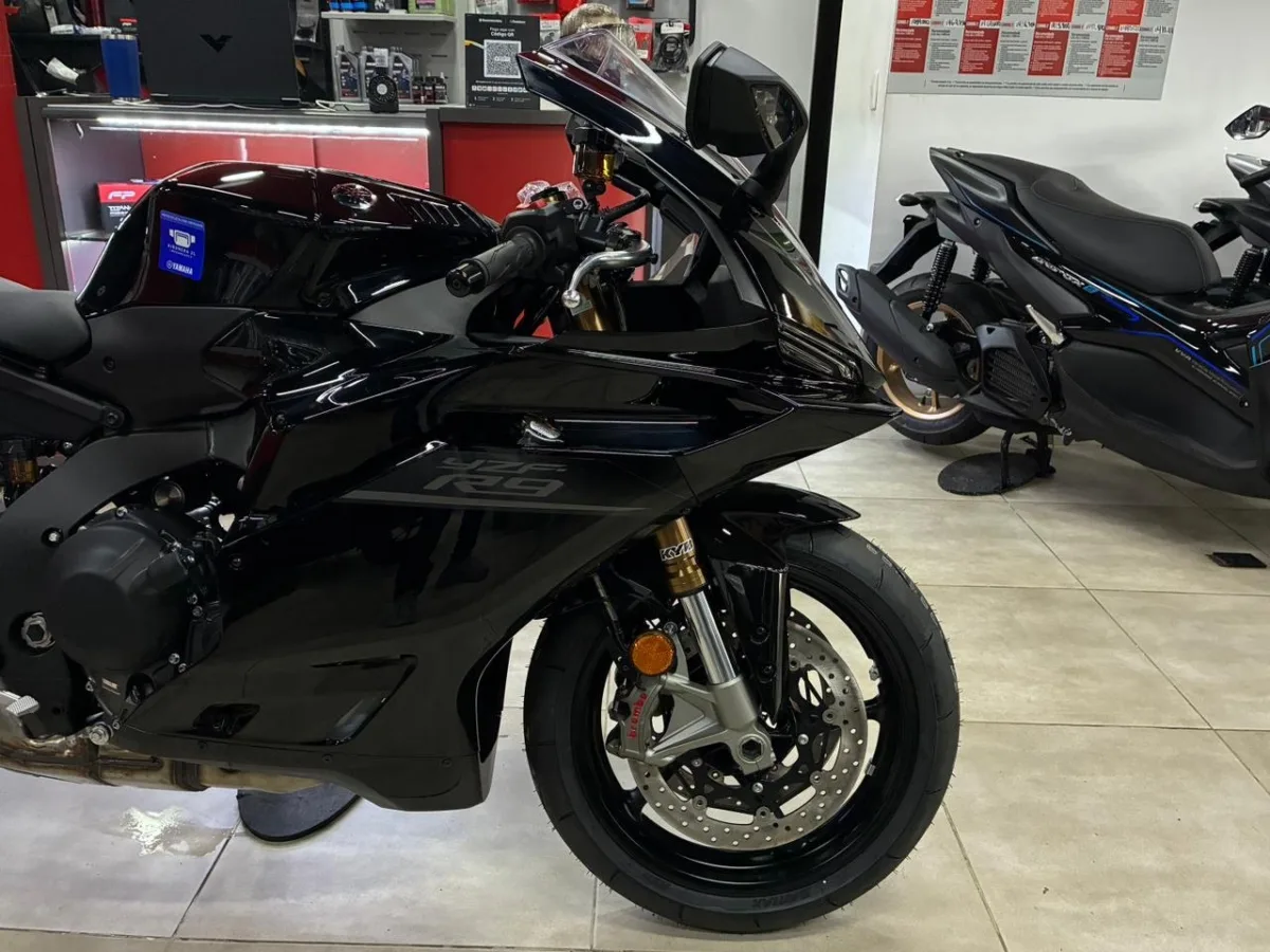 YAMAHA R900 2026 — foto 1