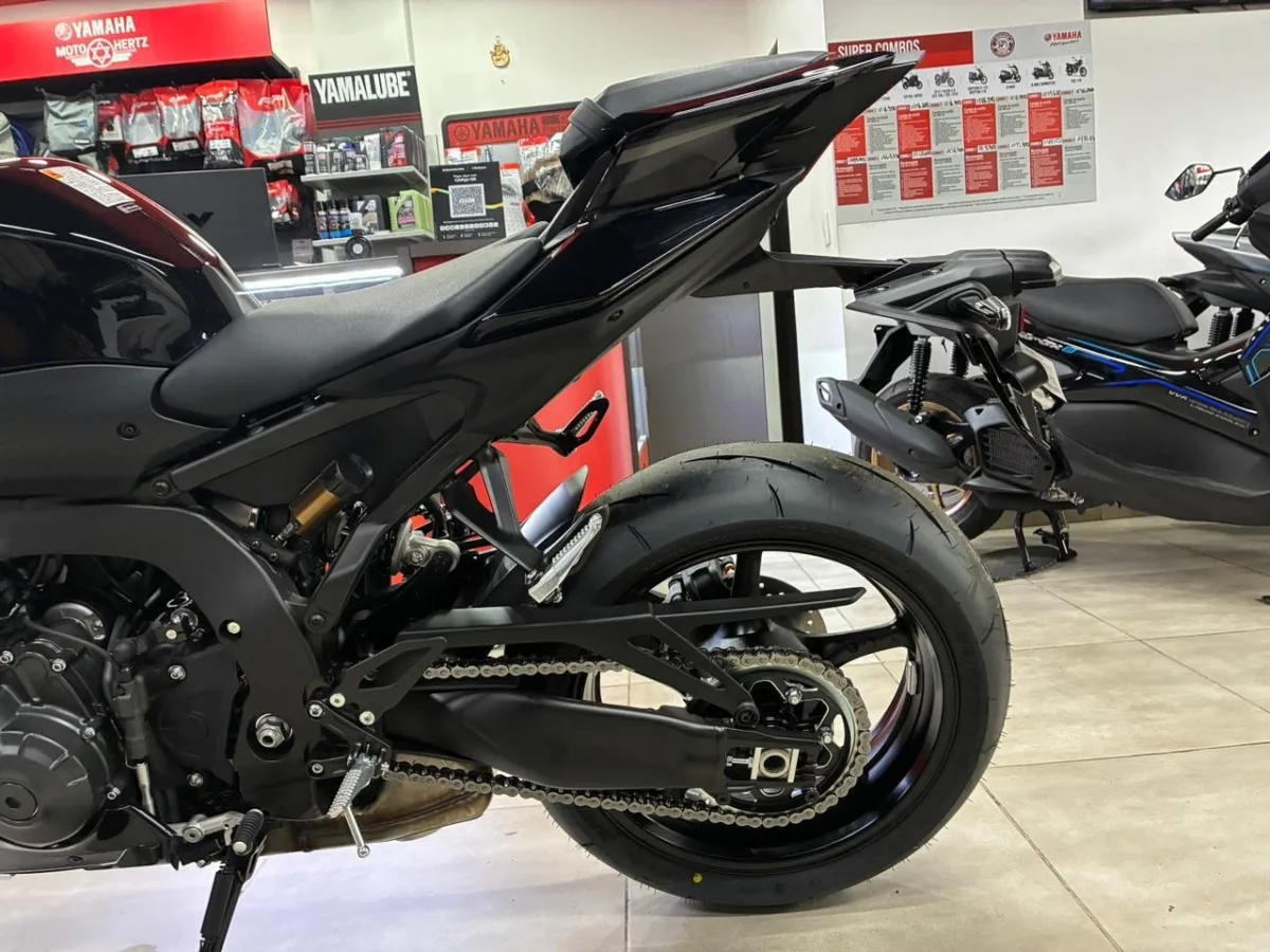 YAMAHA R900 2026 — foto 8