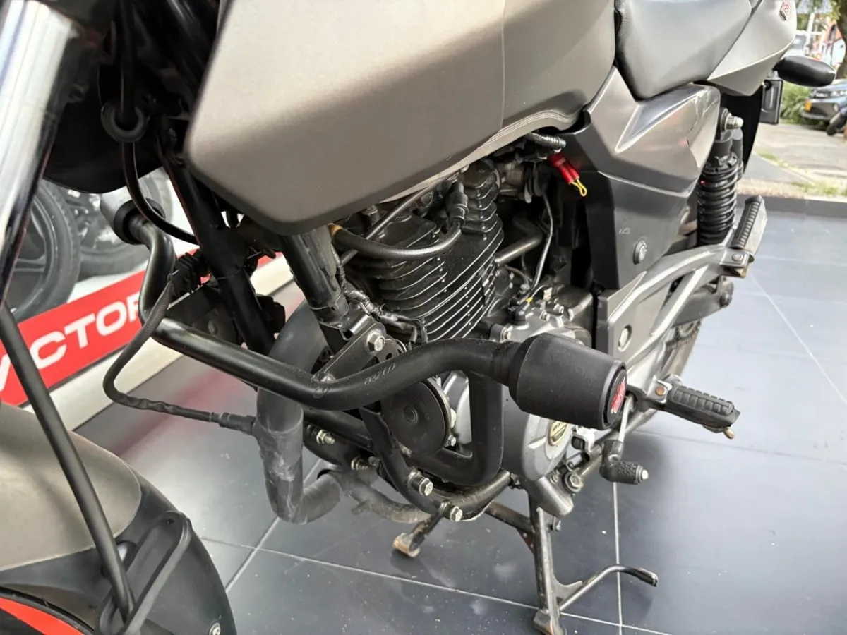 BAJAJ PULSAR 180 FI NEON 2022 — foto 2