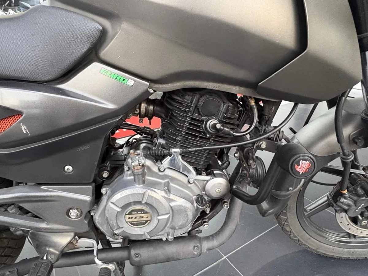 BAJAJ PULSAR 180 FI NEON 2022 — foto 4